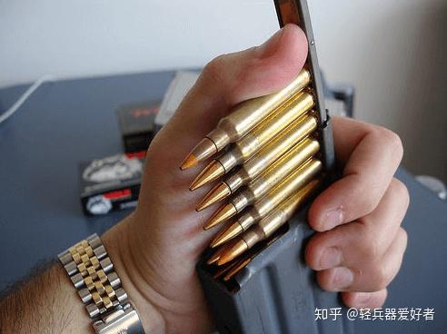 战场上士兵如何快速为弹匣上子弹