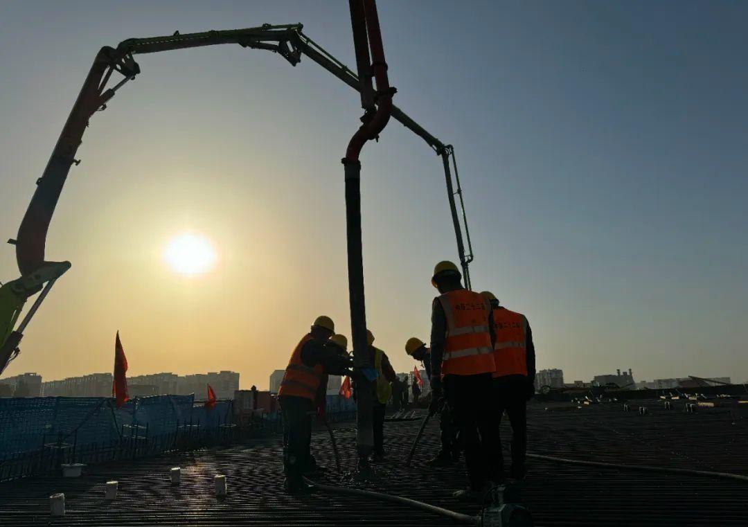 太原武宿机场项目机场东路主线高架桥最宽预应力梁浇筑完成