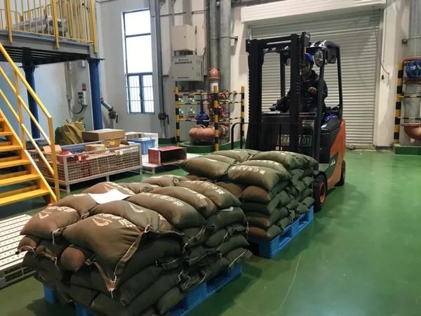 仓库里,工作人员紧急而有序调拨防汛物资.