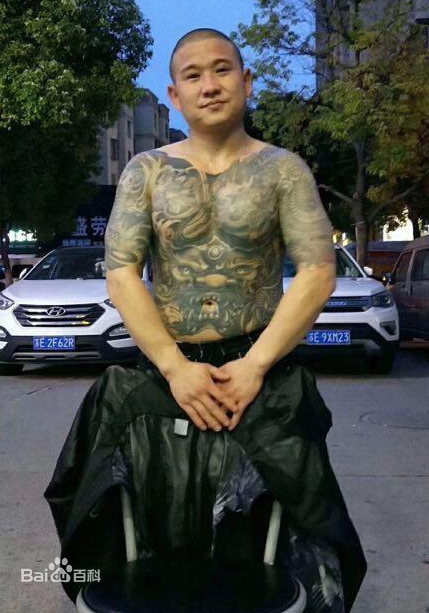 龙哥传奇二告诉后面的弟兄们刀把要握紧