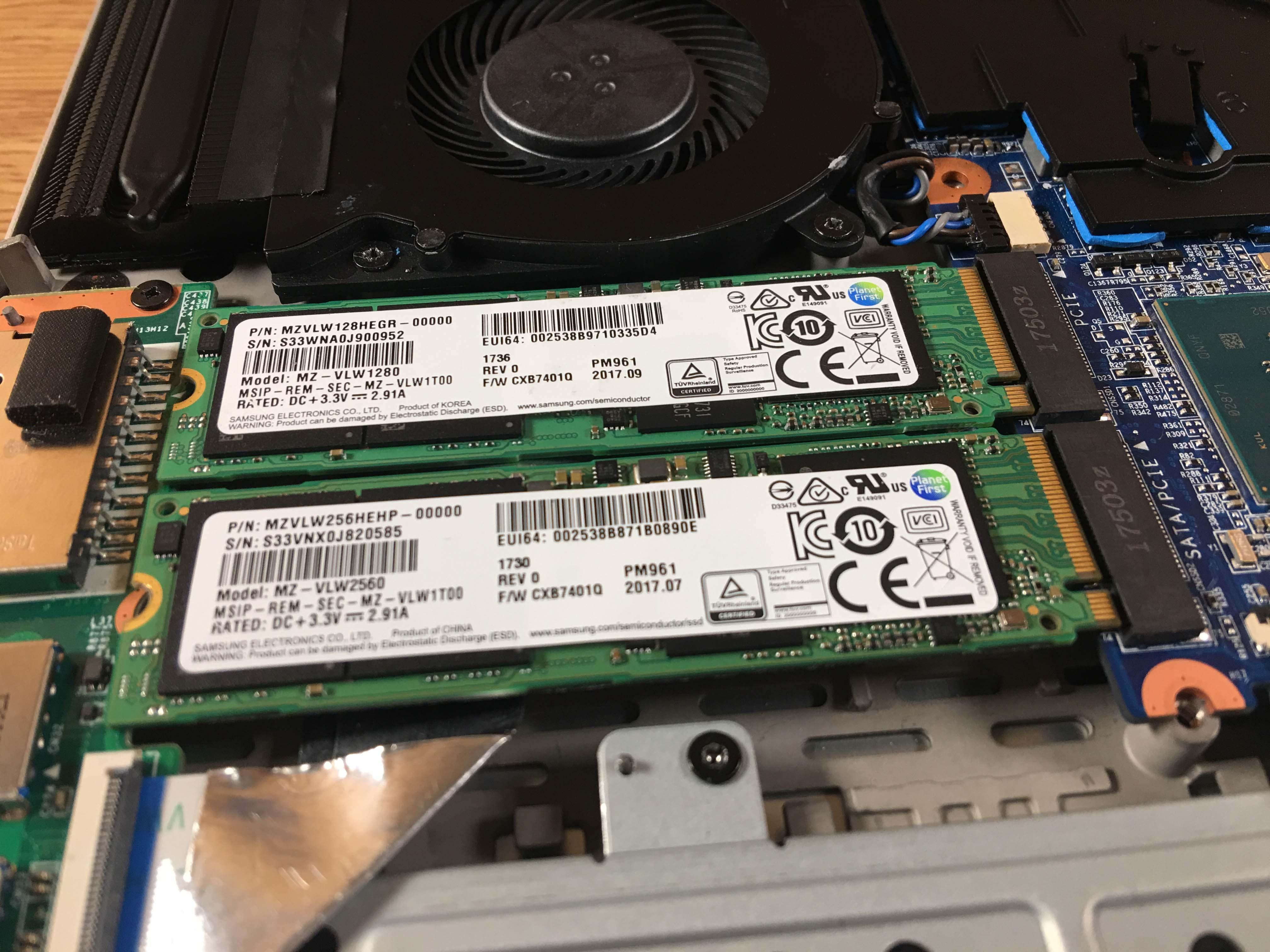 2固态硬盘安装内存更简单,我们将内存于主板形成40度斜角,然后把内存