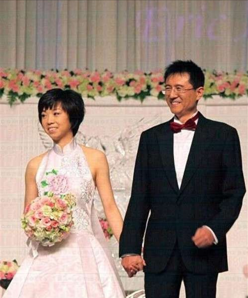 老公徐威,他当时还只是张怡宁众多球迷中的一位,后来通过马燕红的介绍