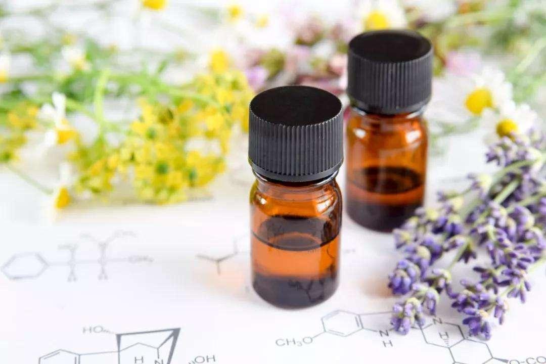 什么是精油 v2-16c0195494f937dc54e2b6400dccda86_1440w.jpg?source=172ae18b