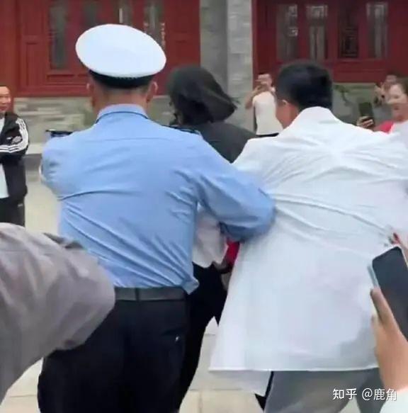 演员黄轩在甘肃"落网"了?指认现场时居然还面带微笑