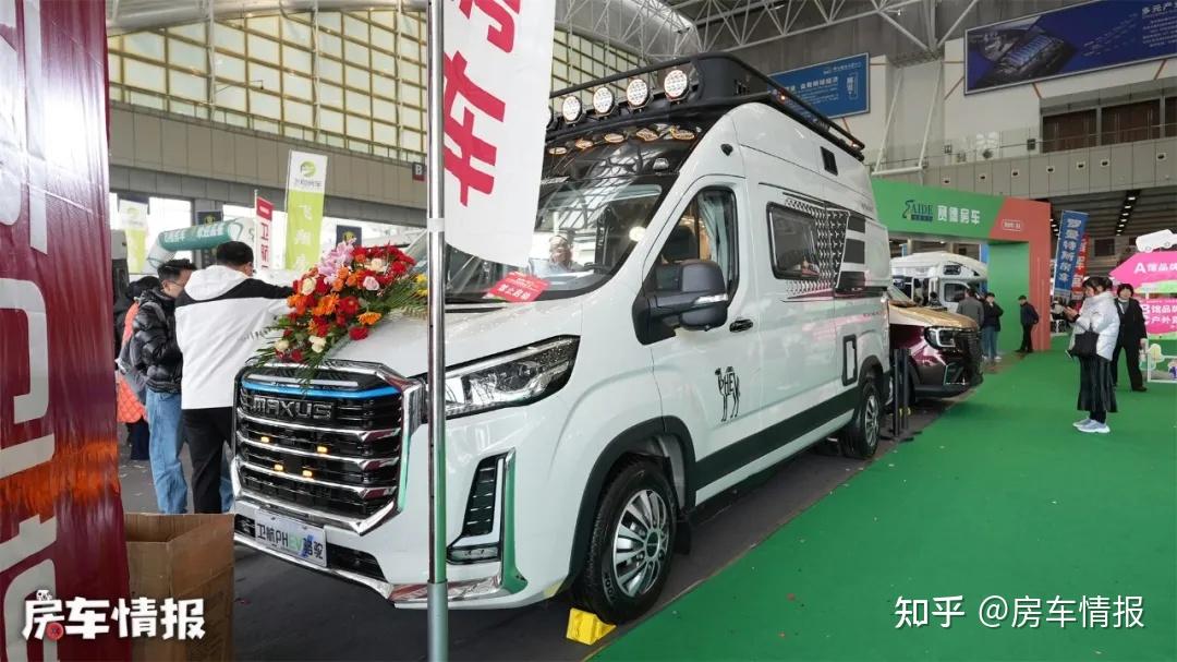 又来一款混动轻客房车!自带35度电半小时充满,内部细节不输进口车