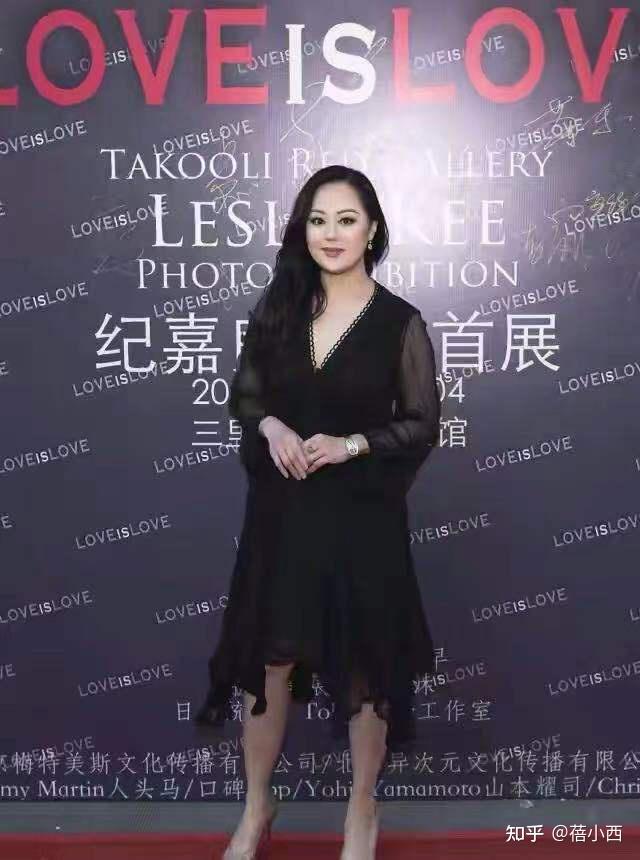 章小蕙真是大婶尤物穿开叉裙大秀饱满身材这才是穿搭高手