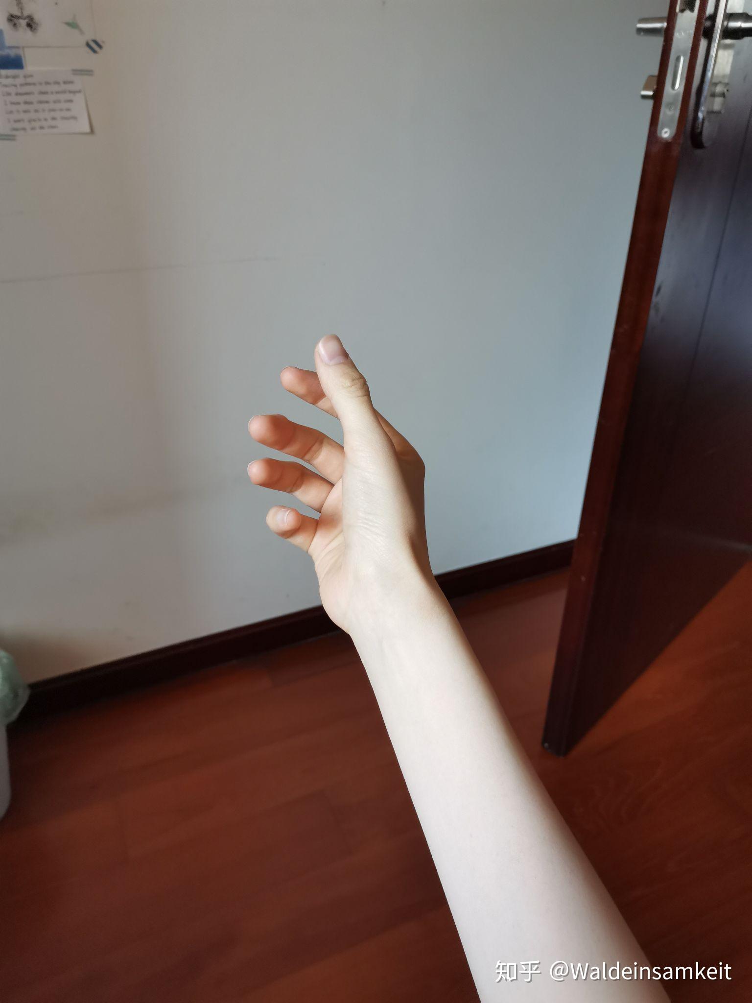 不过原来瘦的晚上睡觉都能硌着自己 因为胳膊太细显得胳膊肘很突出.