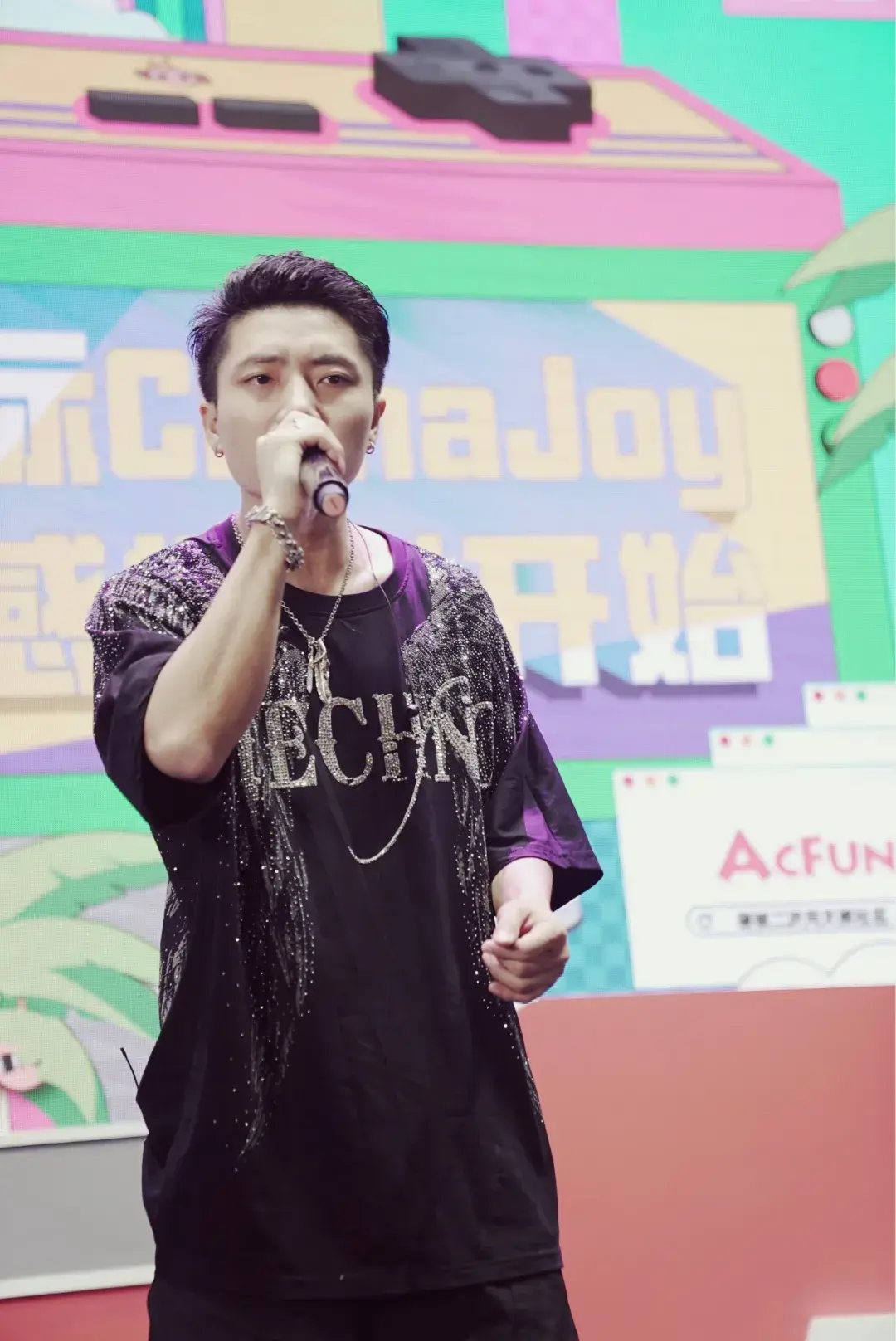 chinajoy2020落幕汪东城现身a站舞台跳宅舞戴包子头