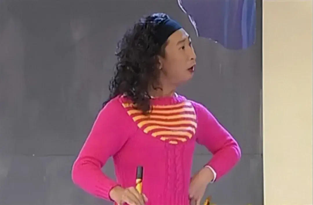 记得2005年,林永健穿着紧身芭比粉,顶着泡面头,掐着小腰登上春晚的