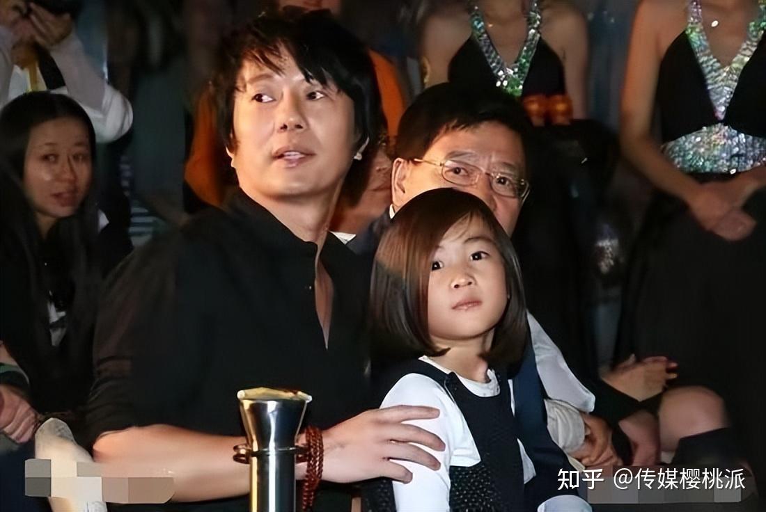 在同女儿坦然剖白内心之前,郑钧对女儿郑楚怡是充满愧疚的.