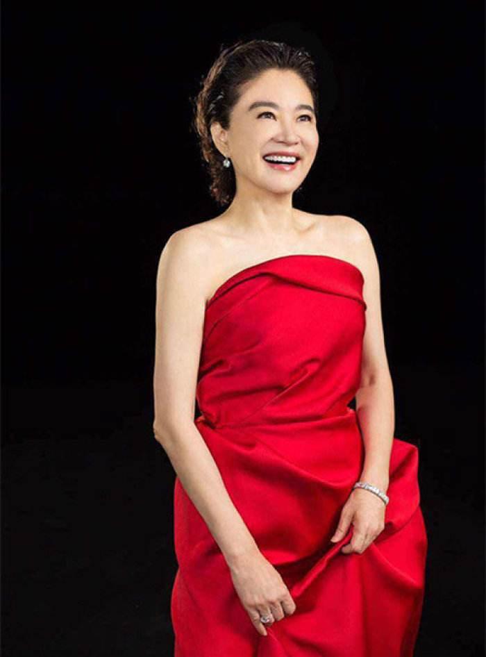 三十年前的林青霞不仅美若惊鸿穿搭风格足以引领现在时尚潮流