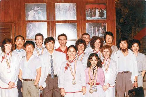 占元师傅,他正是成龙崇拜的武侠女星于素秋的父亲,成龙看到这边的学生