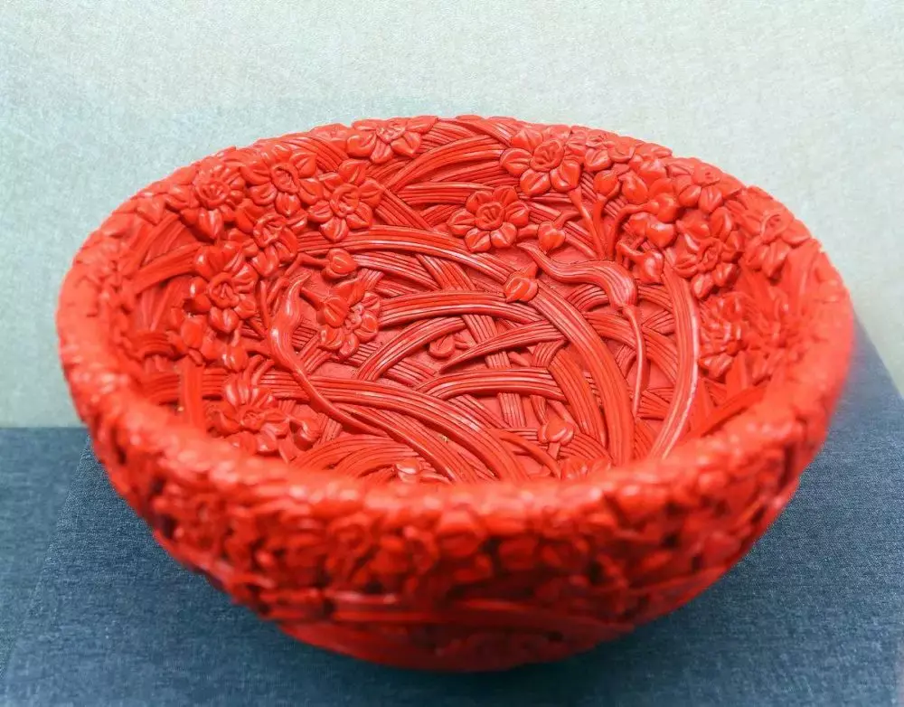 天水雕漆每件成品都要经过木工,漆工,石刻工,镶嵌工,描金工的苦心制作