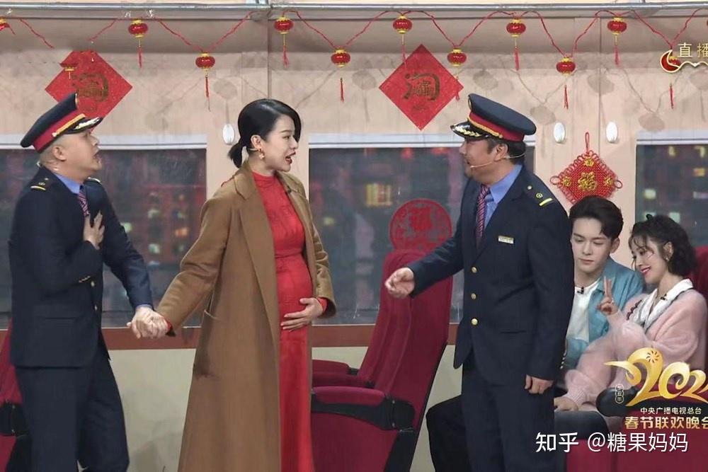 胡杏儿在春晚上和包贝尔,贾冰等出演小品,挺着三胎孕肚,如常参加彩排