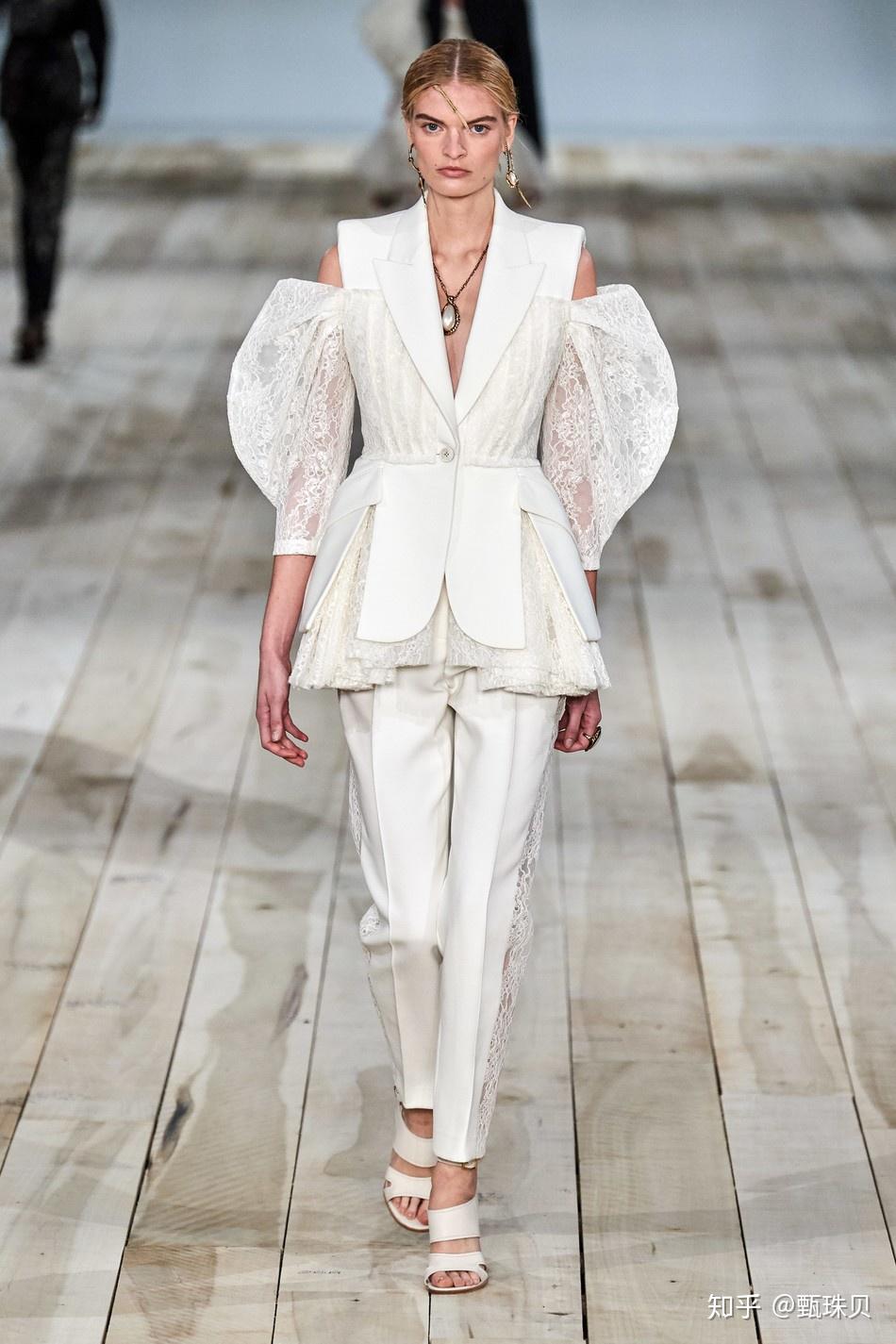 泡泡袖是流行了几季,今年仍在秀场内延续的流行趋势.