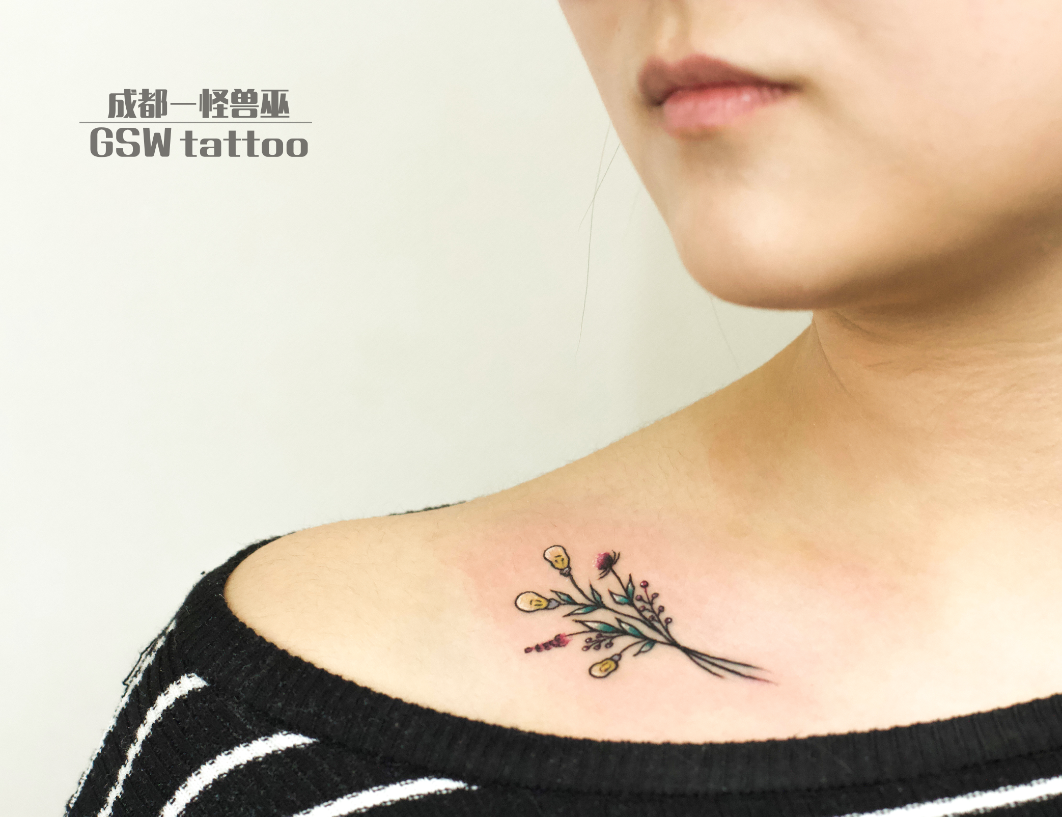 美女小丽左肩膀彩色莲花纹身图案 - 北京纹彩刺青