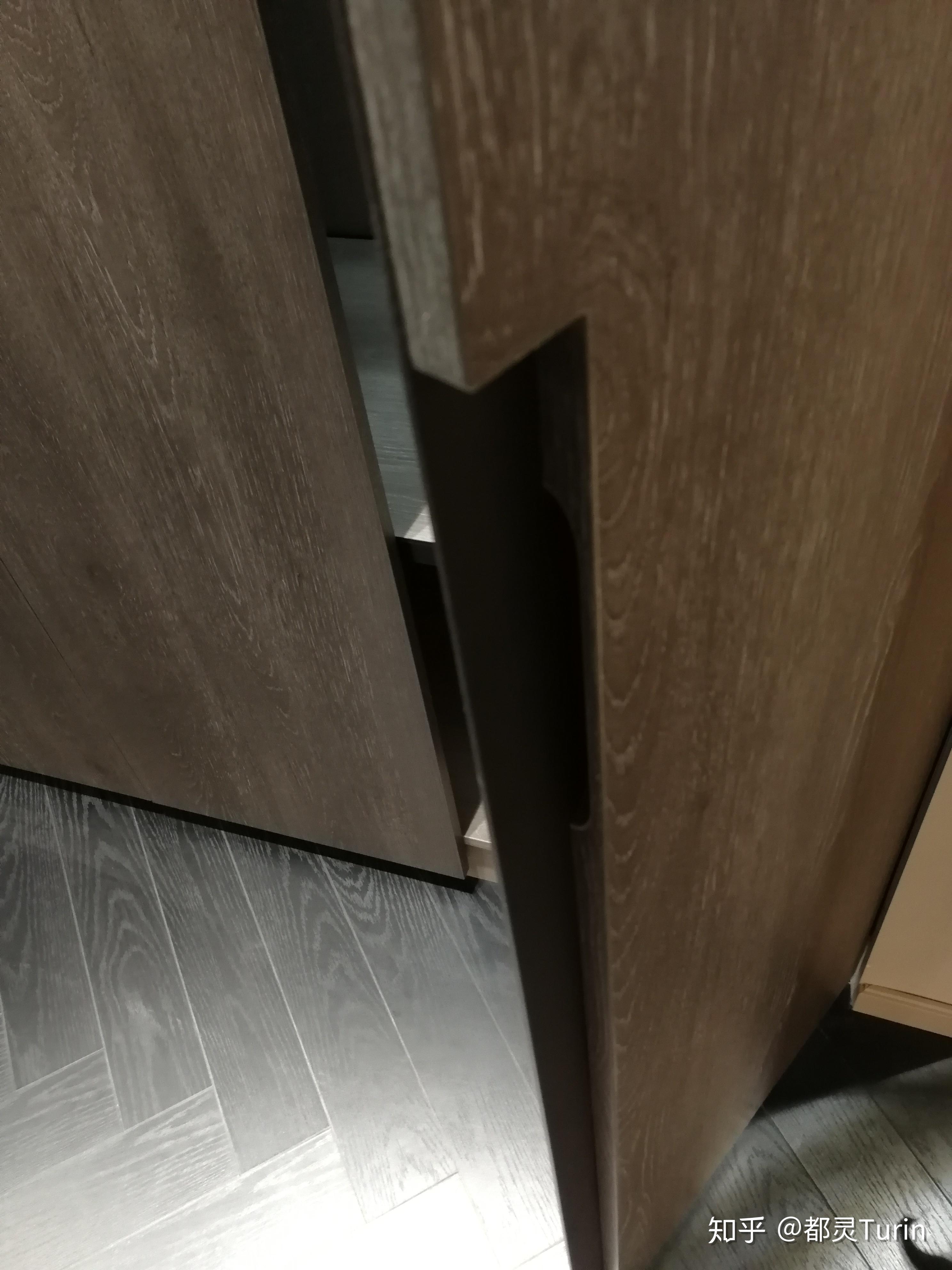 门板加宽或加高,来实现免拉手:以上都是采用门板开槽与