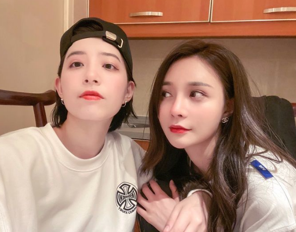 李斯丹妮沈梦辰相声式香水评测相爱相杀秀发差点被薅秃