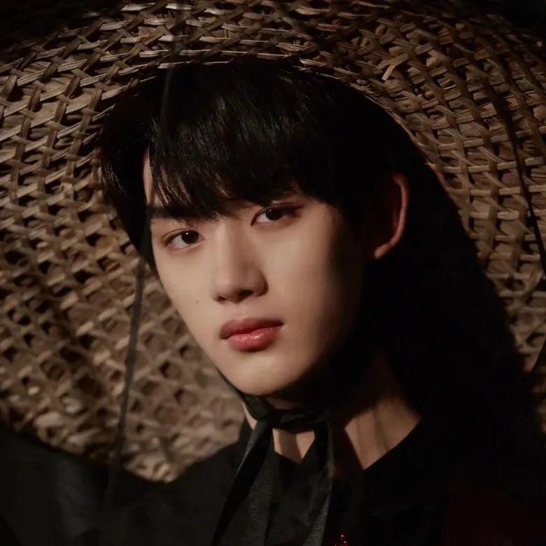 无论是古装还是舞台妆都会突出小丁上挑的眼尾,更显细长的眼睛把钓系