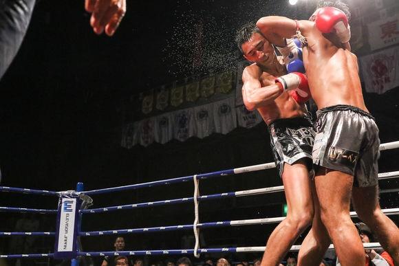 反身肘击泰拳中的回马枪