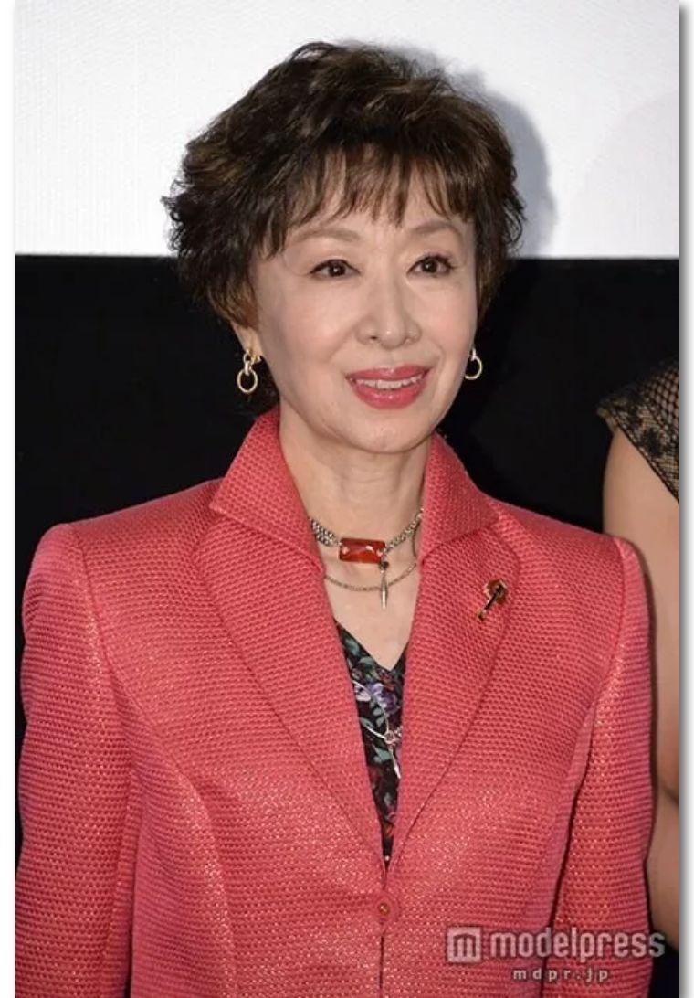 事稀罕到足以轰动全城,全因他有个无人不识的大明星妈妈——三田佳子