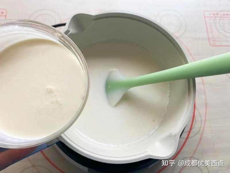 1,吉利丁片泡软2,牛奶加热至温热3,吉利丁片放入牛奶中,用余温搅拌