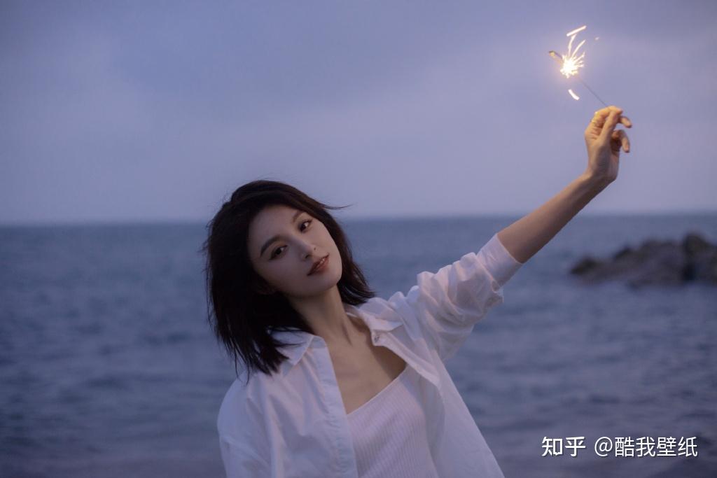 毛林林海边氛围感写真利落短发搭配清爽白色穿搭笑起来真甜