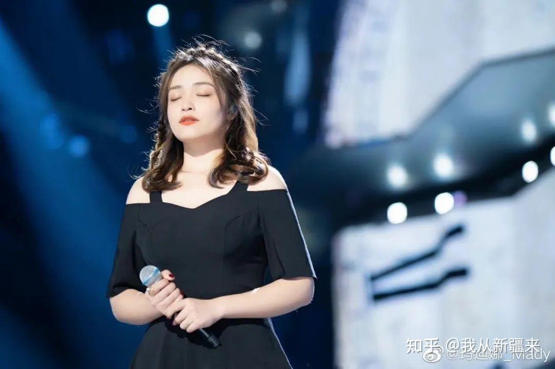 玛迪娜将自身的嗓音优势和现场掌控力表现得淋漓尽致