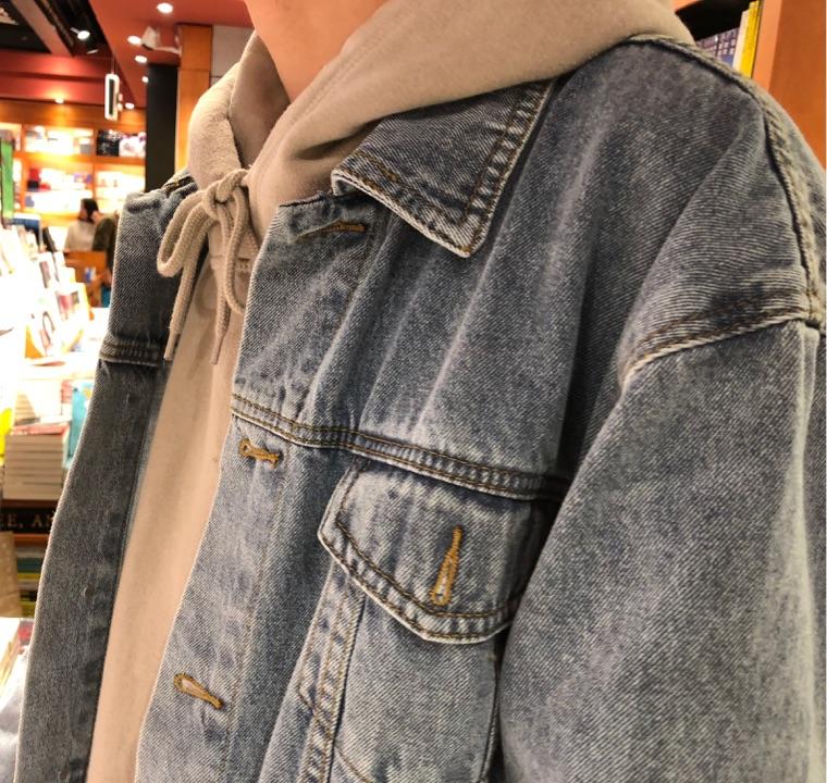 冬天的话卫衣配牛仔夹克是真的好看 这是在一家书店拍的照片 裤子配