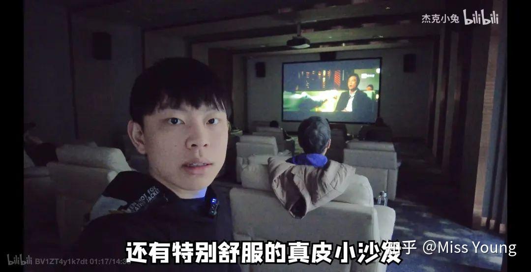 20岁入住养老院,过上饭来张口的生活,少走了40年弯路