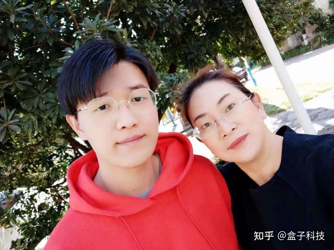 "耿嫣(右)和张城瑞(左)2019年9月,耿嫣初次接触盒
