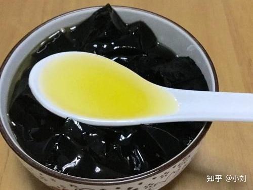 龜苓膏可促進血液循環並屬於清涼解毒的食品,因此婦女於月經期間及