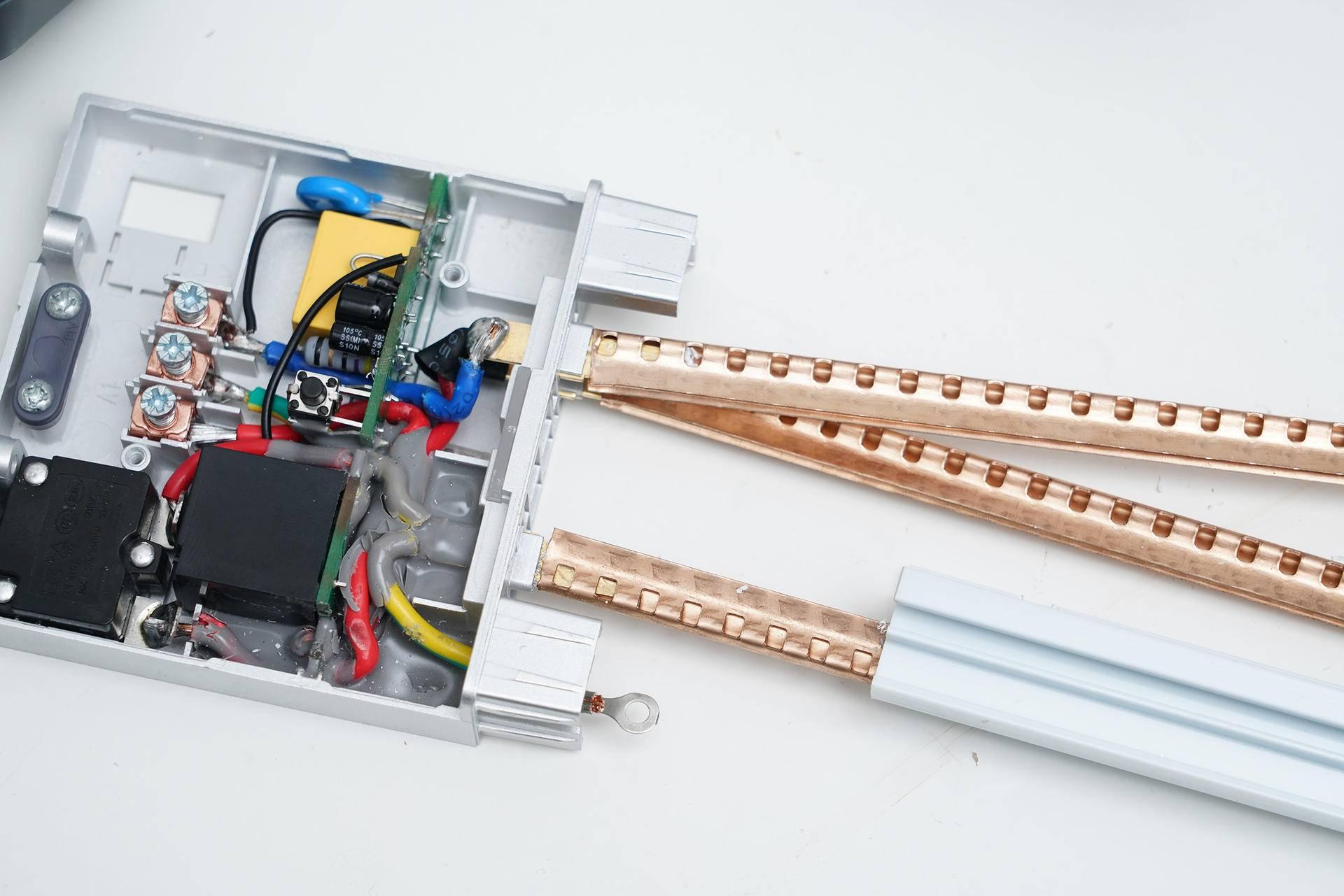 突然流行的轨道插座怎么买工科男硬核拆解横评6款轨道插座西门子公牛