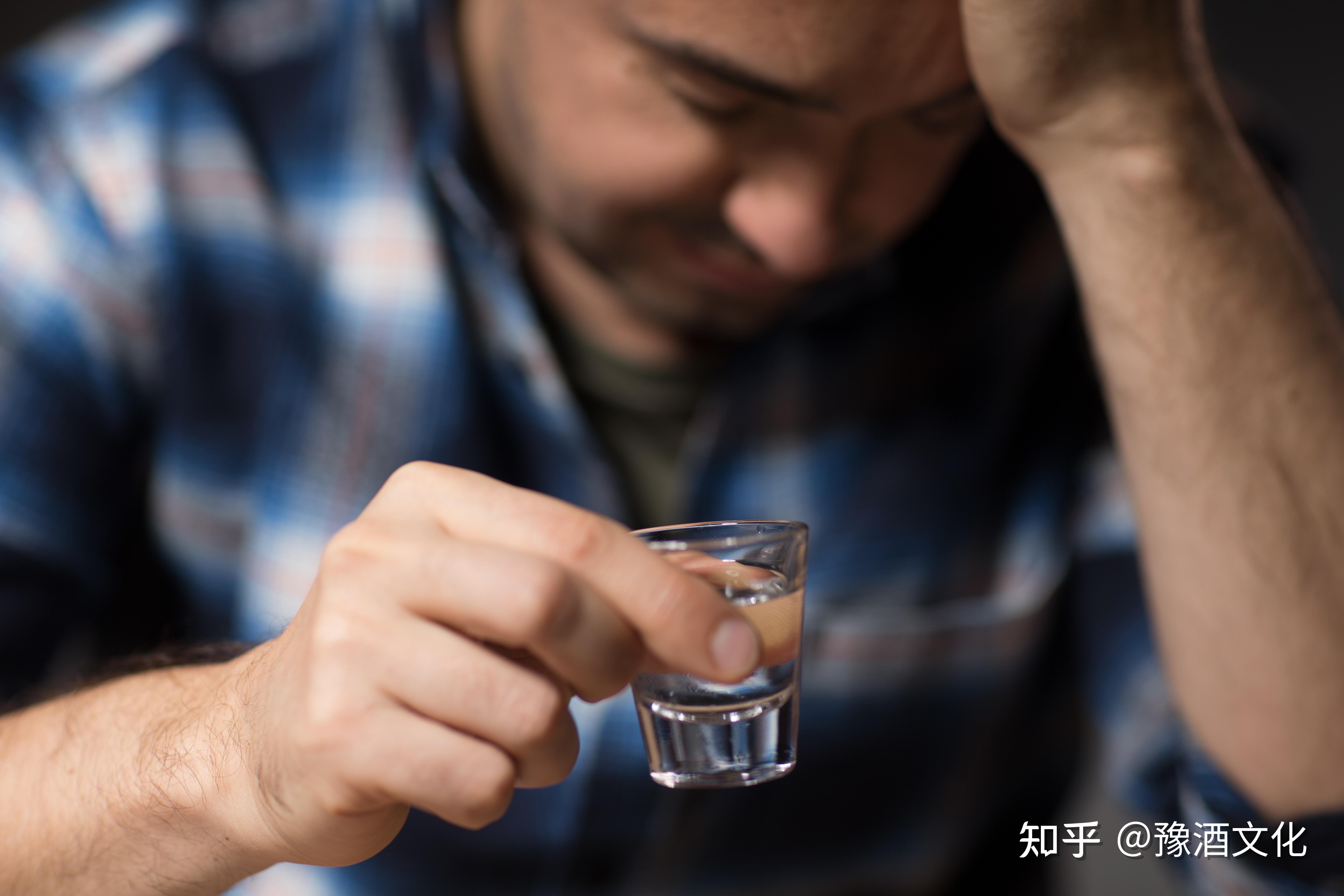 喝酒能消愁吗?