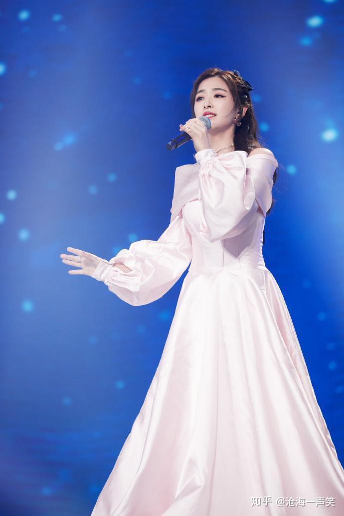 名门泽佳张含韵造型穿搭太减龄了一袭粉色公主裙效果优雅甜美