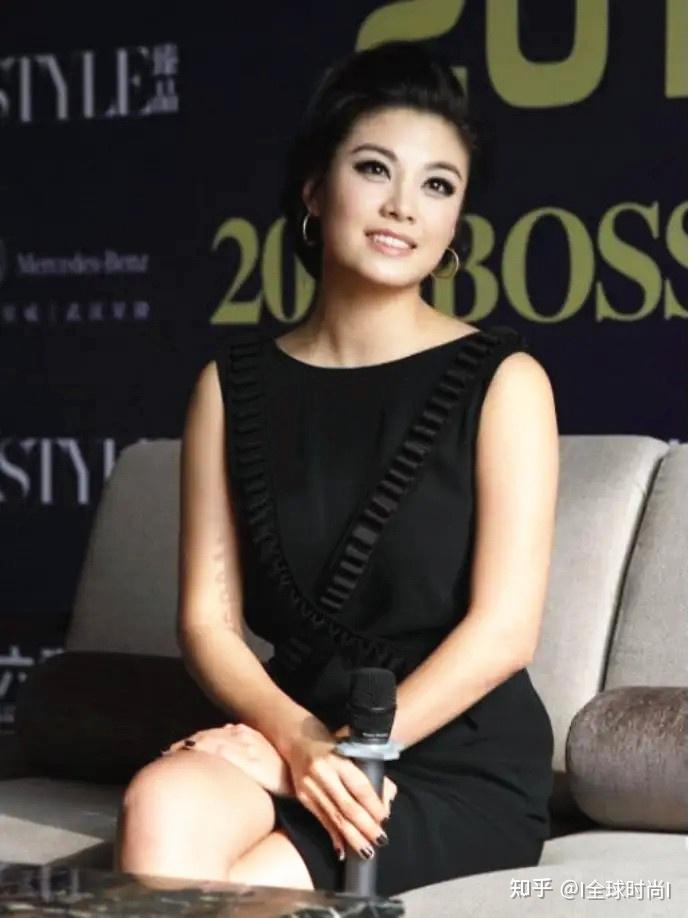 华裔冠军廖碧儿好气质穿黑色礼服优雅度不减笑起来好尴尬