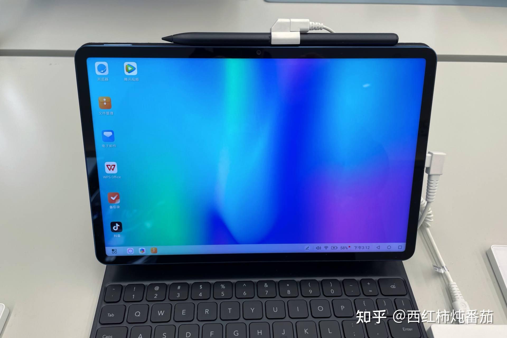 提升了平板办公时的效率,那这里要讲的"电脑模式"则颇有一些黑科技的