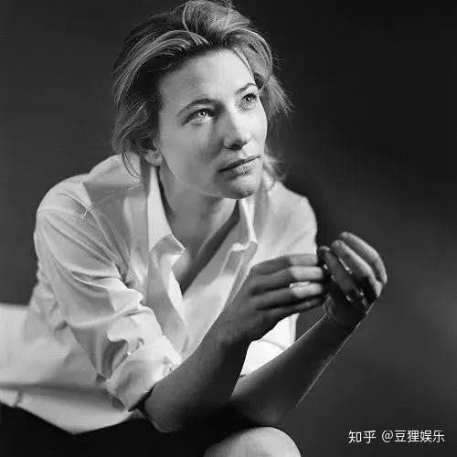 《出租车司机》饰艾瑞斯《战栗空间》饰梅格《空中危机》饰凯尔《被告