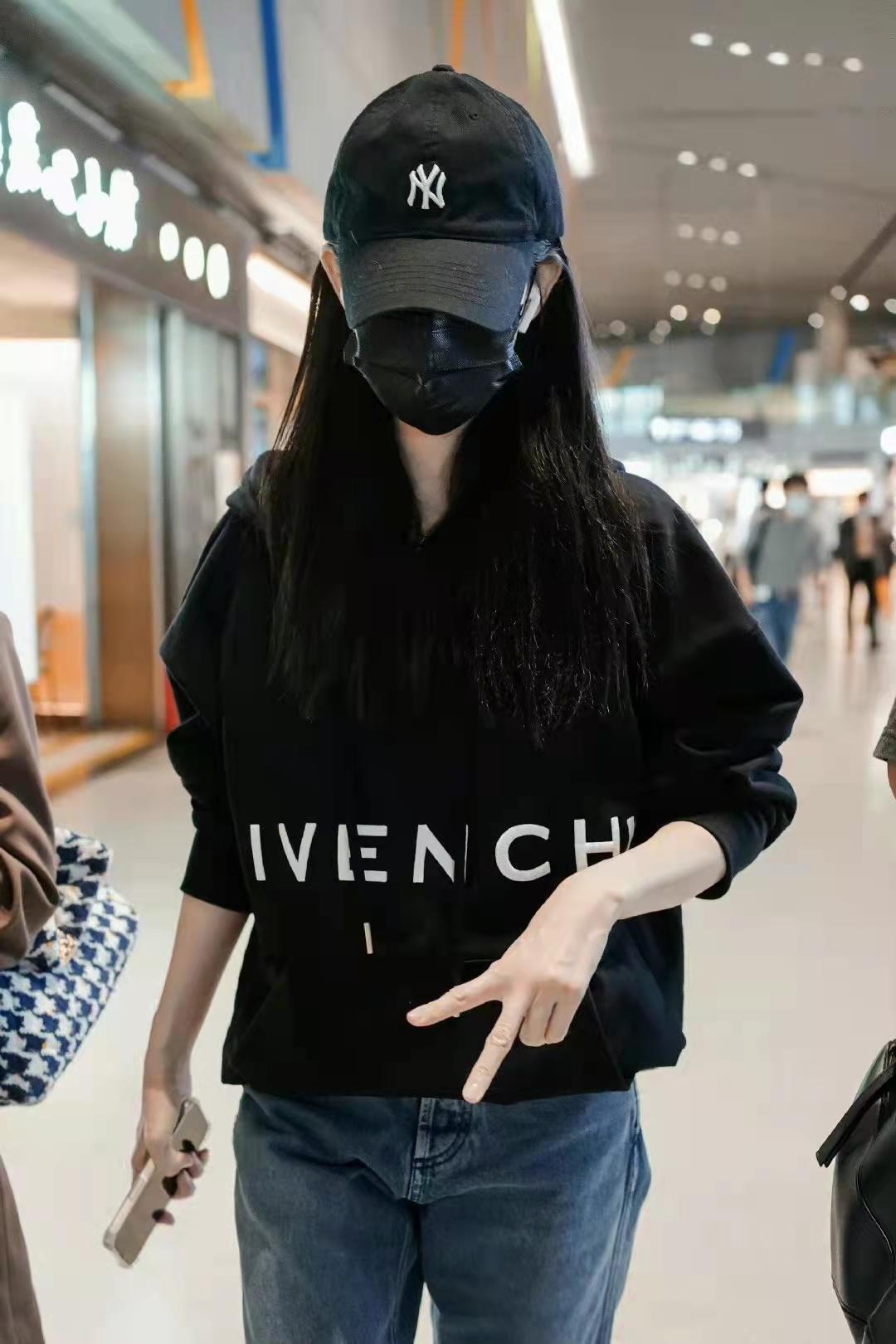 李一桐私服造型简单舒适穿黑色连帽卫衣配牛仔裤帅气十足