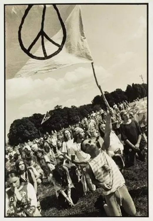 由于战争中数以万计的美国青年被派往前线冲锋,杀戮,流血,死去