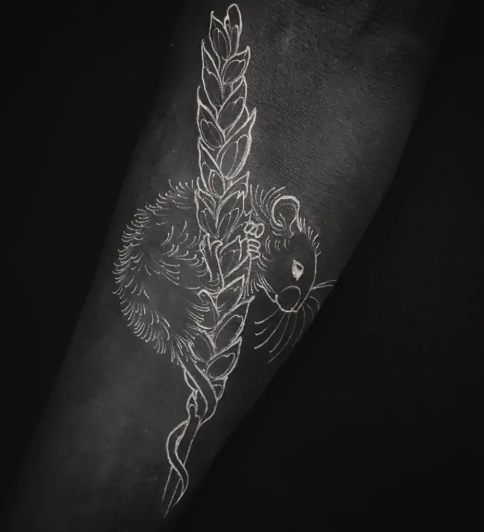 图腾结合:需要遮盖纹身颜色也不是特别深或不希望自己的黑臂太单调时