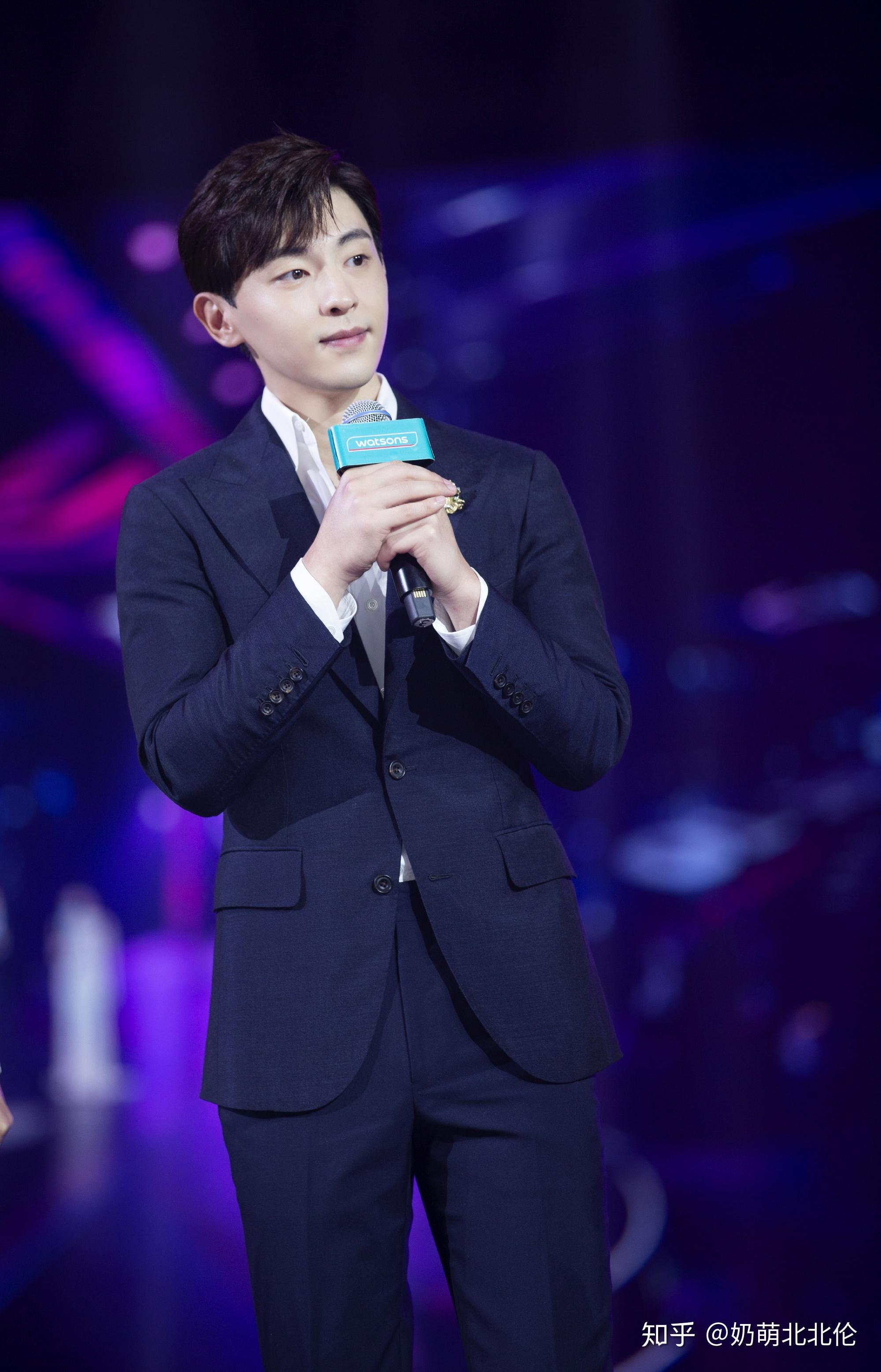 他对于我们而言不仅仅是偶像,更是生活的目标,前进的方向,动力的源泉.