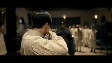 你能怎么样?陶启胜挥手就打,两人激烈扭打起来.