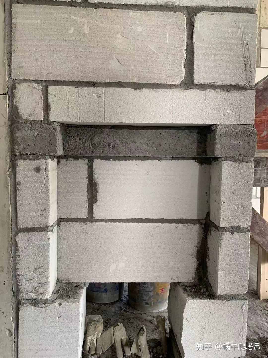 上面的管直接就连进来配电箱里面了,这一块就没有过梁了