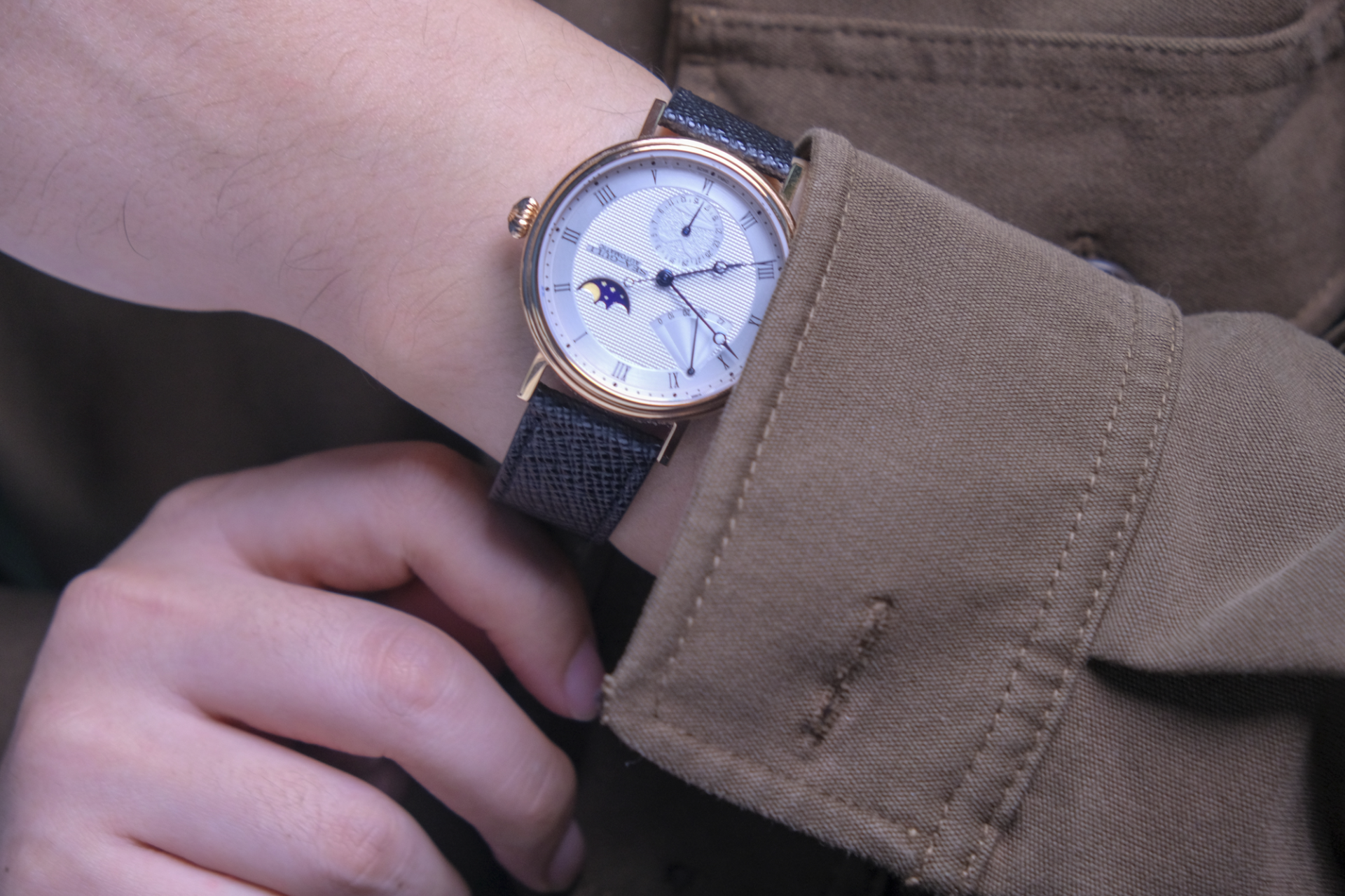 海鸥这款月相机械表,使用的是经典的st2153机芯,脱胎于技术非常成熟