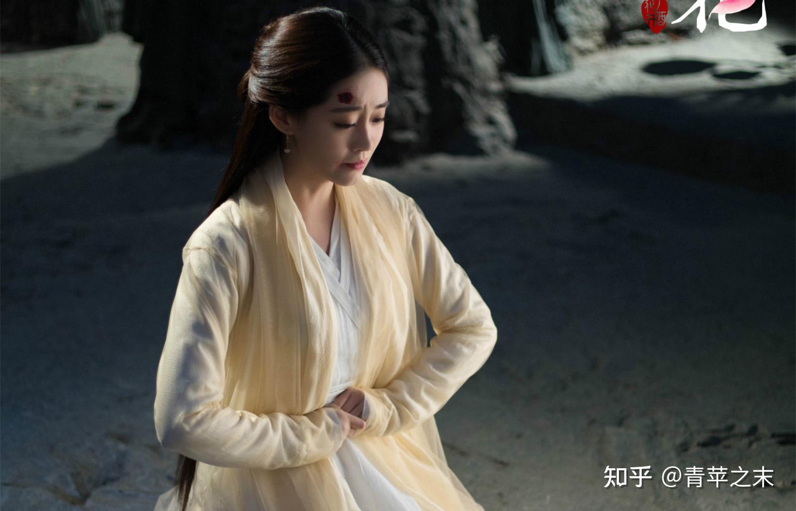 玄女因为被母亲逼着嫁个熊瞎子,她不肯,逃到了正随墨渊学艺的白浅身边