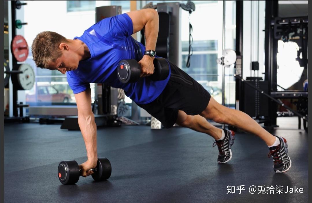 深蹲是锻炼腿部肌肉的王牌动作,能快速带动你运动心率达到减肥的作用.