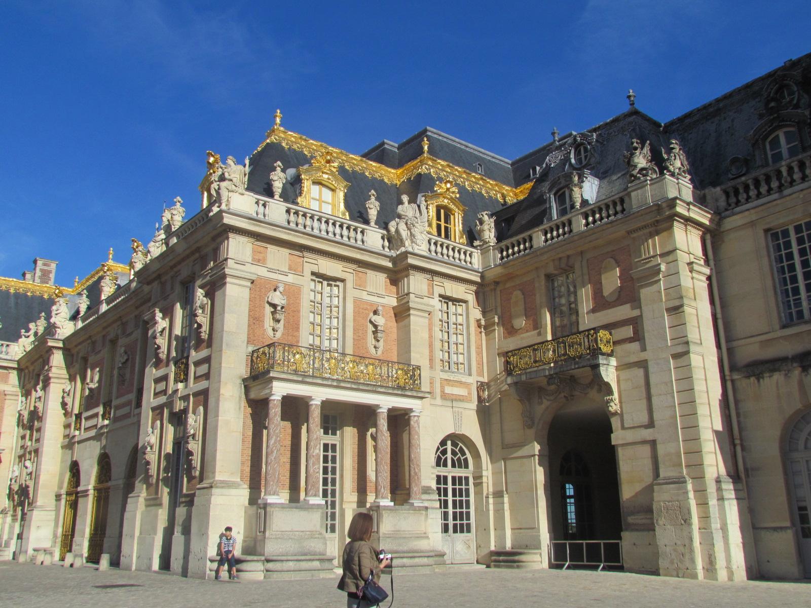 【携程攻略】凡尔赛凡尔赛宫景点,距离巴黎市区有一些距离，是欧洲最有名的宫殿之一，虽然面积比不过故…