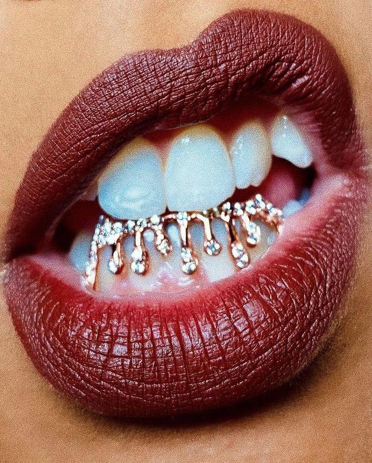 镶钻牙饰欧美女星花式解锁潮流新趋势