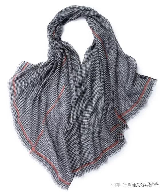 千鸟格最早起源于威尔士王子格,又称格伦格,自温莎公爵穿着以来,这种